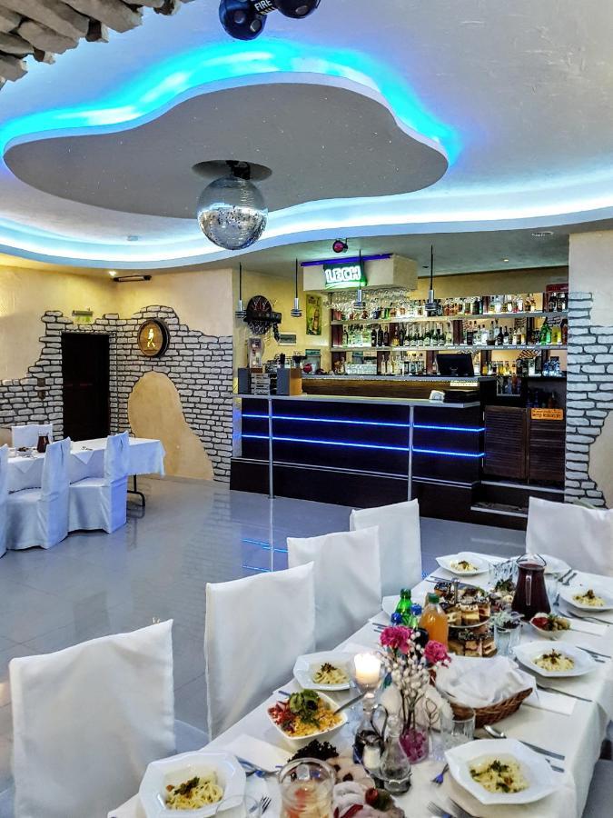 Willa-Restauracja Victoria Ostrowiec Swietokrzyski Exterior photo